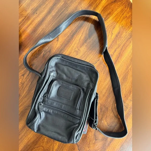 RARE! TUMI black Napa leather crossbody bag w/adjustable shoulder strap. - Picture 1 of 9